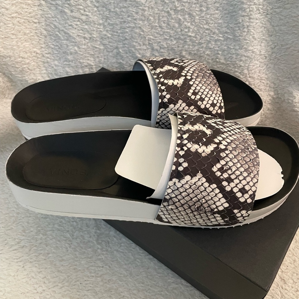 NIB Vince Olivia Black and White Snake Print Slides Size 10